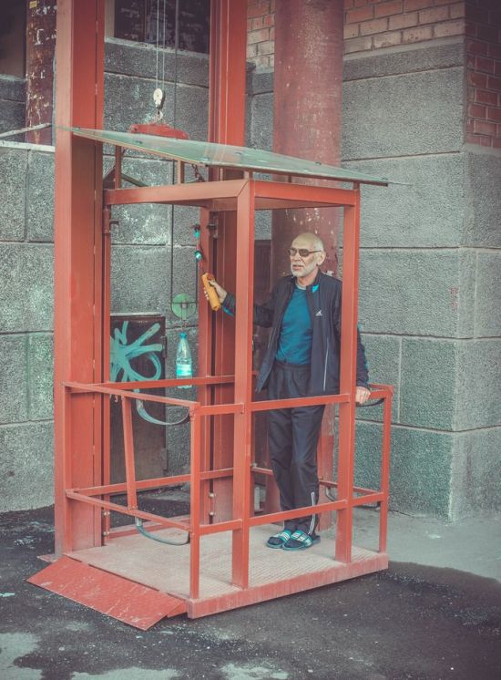 Челябинский пенсионер построил лифт для внуков-инвалидов (6 фото)