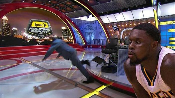 Баскетболист Шакил О'Нил упал в прямом эфире телепередачи