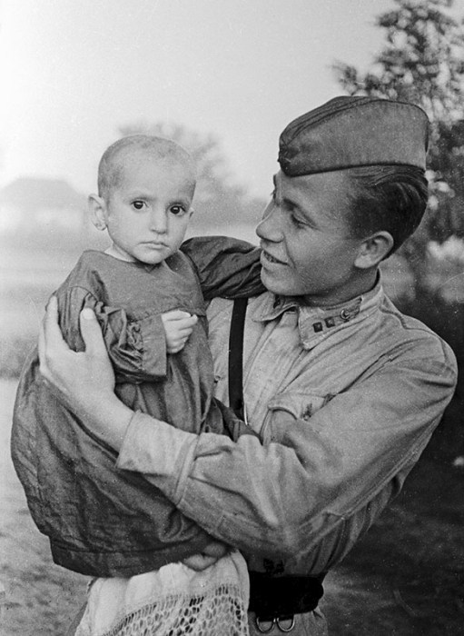 Трогательные фотографии времен Великой Отечественной войны (12 фото)