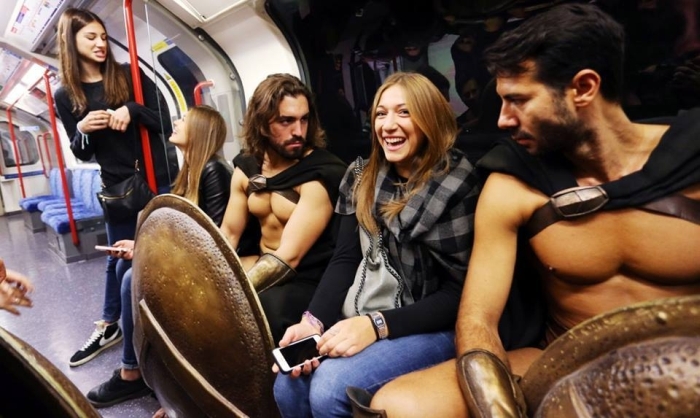 Древние воины в лондонском метро (10 фото)