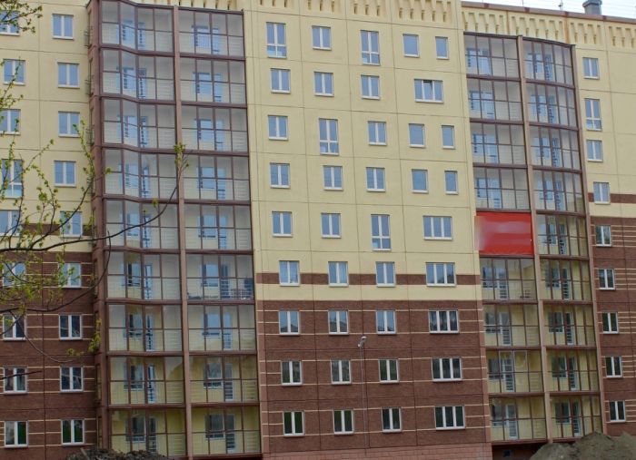 Челябинская новостройка с ассиметричными окнами (3 фото)