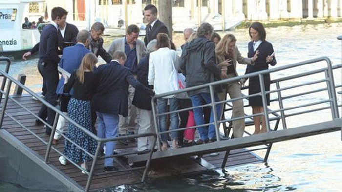 Компания венецианских модников неожиданно искупалась в Гранд-канале (12 фото)
