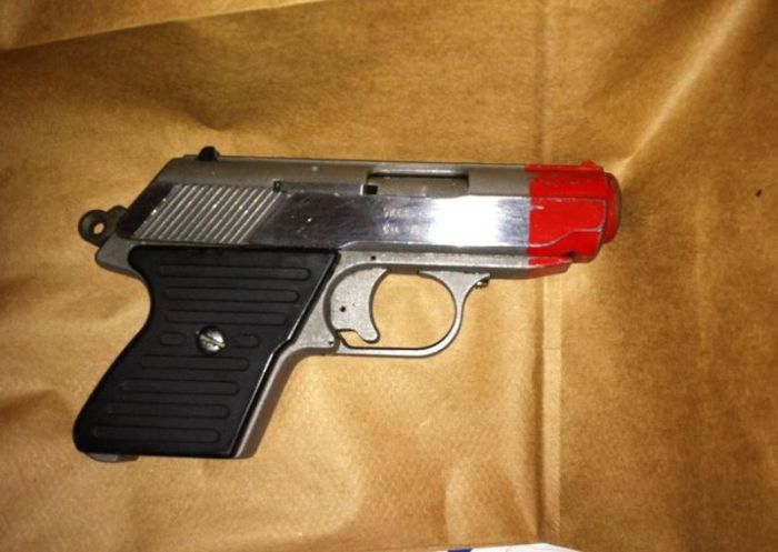 Почему полицейские стреляют в людей с игрушечными пистолетами (10 фото)