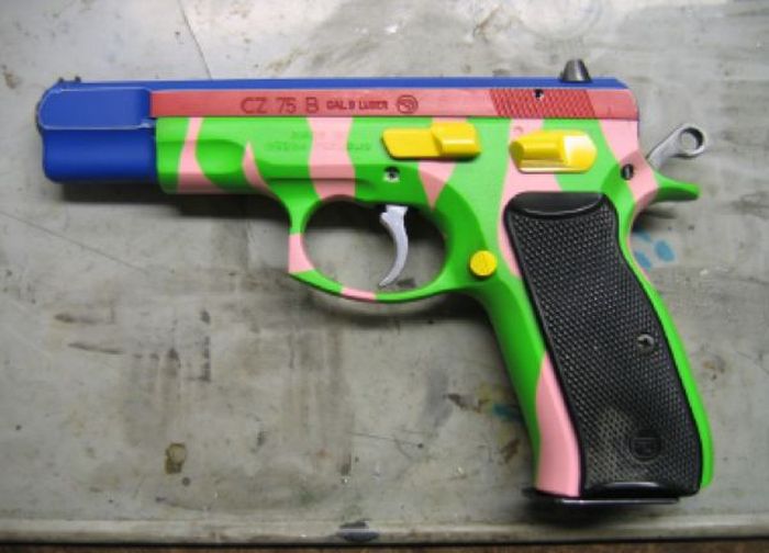 Почему полицейские стреляют в людей с игрушечными пистолетами (10 фото)