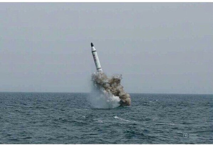 Ким Чен Ын пришел в восторг, увидев запуск ракеты с подводной лодки (5 фото)