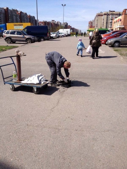 Питерские дорожники стали проводить ямочный ремонт вручную (5 фото)