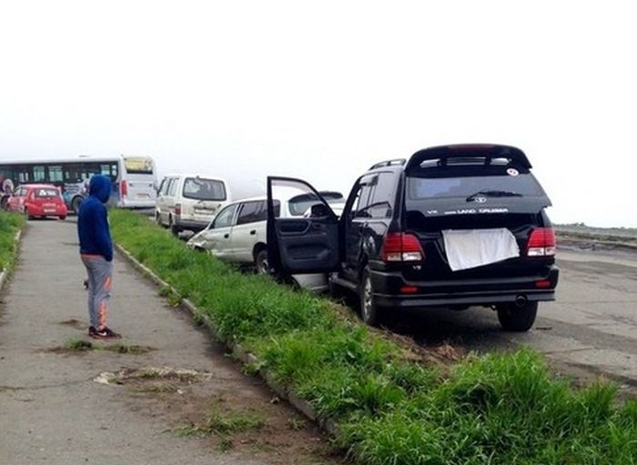 Во Владивостоке 15-летний подросток на Toyota Land Cruiser устроил массовое ДТП (4 фото + видео)