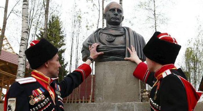 Под Санкт-Петербургом открыли памятник Путину в образе императора Римской империи (4 фото)