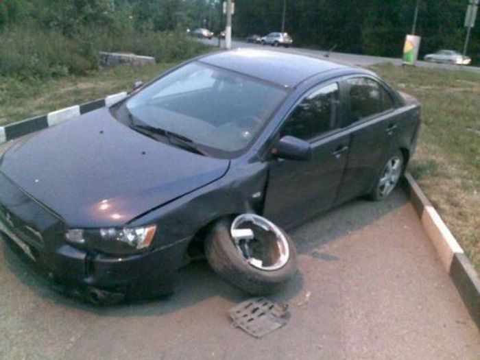 Нелепые происшествия с автомобилями (25 фото)