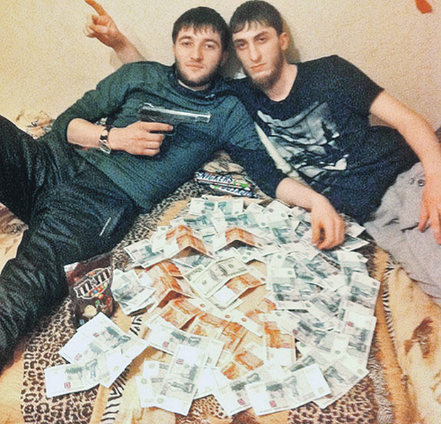 Молодая московская семья вынуждена делить свою квартиру с семью чеченцами (2 фото + видео)
