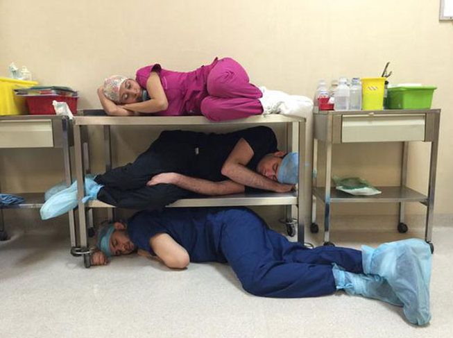 Врачи со всего мира встали на защиту девушки-резидента, уснувшей на работе (15 фото)