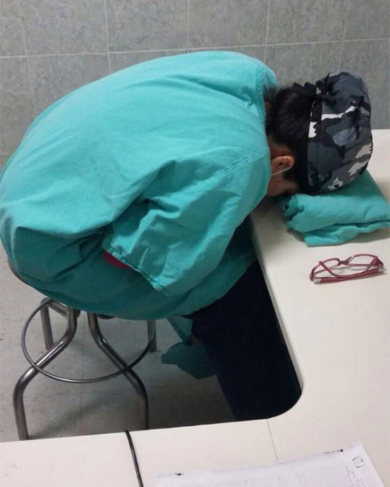 Врачи со всего мира встали на защиту девушки-резидента, уснувшей на работе (15 фото)