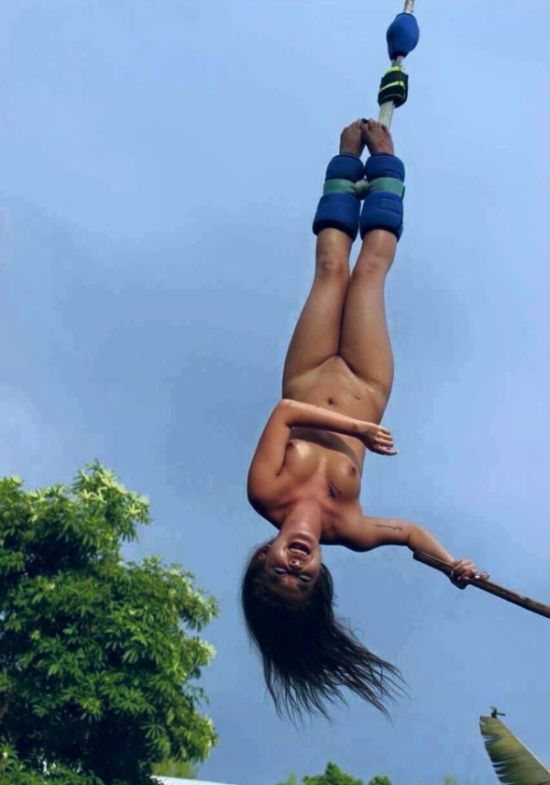 В Таиланде туристка из Гонконга совершила скандальный голый прыжок с тарзанки. НЮ (5 фото)