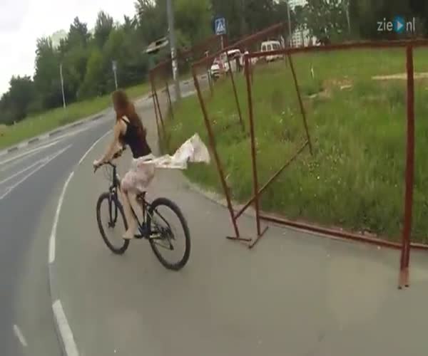 Велосипедистка осталась без юбки
