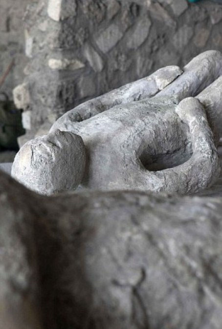 Что находят под застывшей лавой Везувия в Помпеях (23 фото)