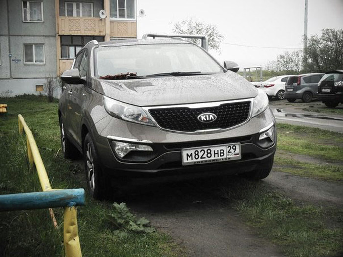 В Архангельске девушка-полицейский на личном автомобиле устроила погоню за водителем (2 фото + 2 видео)