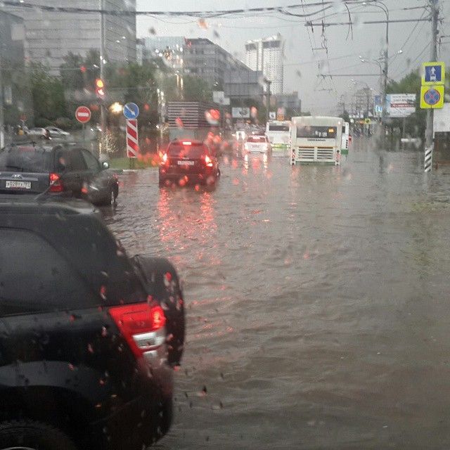 Из-за проливного дождя в Москве оказались затопленными некоторые улицы (19 фото)