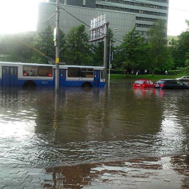 Из-за проливного дождя в Москве оказались затопленными некоторые улицы (19 фото)