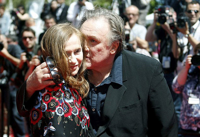 Во время совместной фотосессии Жерар Депардье полез с поцелуями к Изабель Юппер (10 фото)