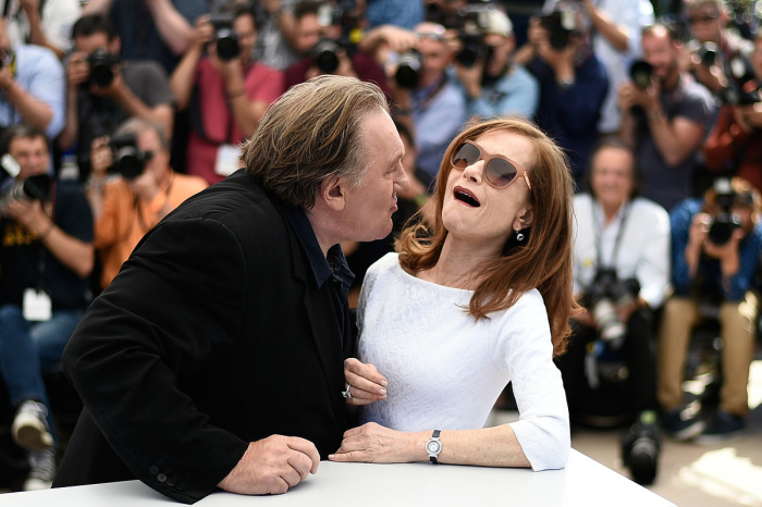 Во время совместной фотосессии Жерар Депардье полез с поцелуями к Изабель Юппер (10 фото)