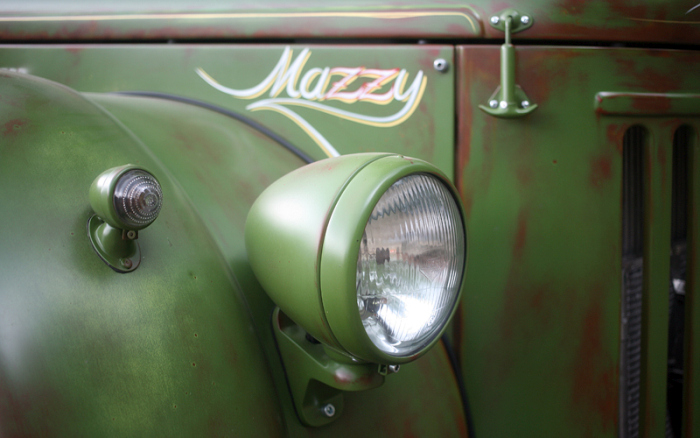 Уникальный хот-род Mazzy на базе старого грузовика МАЗ (14 фото)