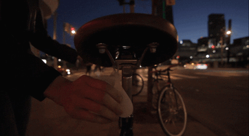 Забавный аксессуар для безопасной ночной езды на велосипеде (5 фото)