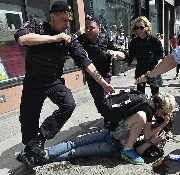 В Москве произошла потасовка между членами ЛГБТ-сообщества и православными активистами (13 фото)