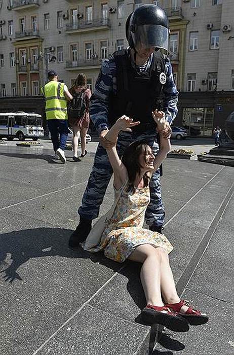 В Москве произошла потасовка между членами ЛГБТ-сообщества и православными активистами (13 фото)