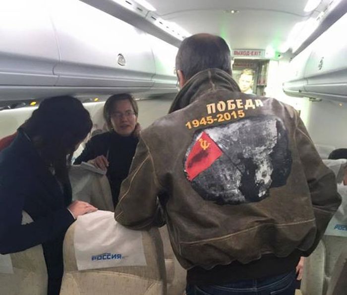 В сети появилась фотография Сергея Лаврова в патриотической куртке (2 фото)