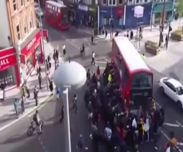 Жители Лондона спасли мотоциклиста