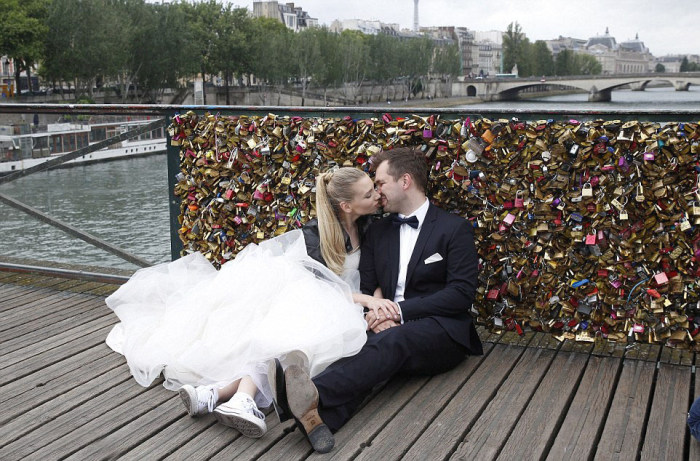 Власти Парижа нанесли удар по узам любви (20 фото)