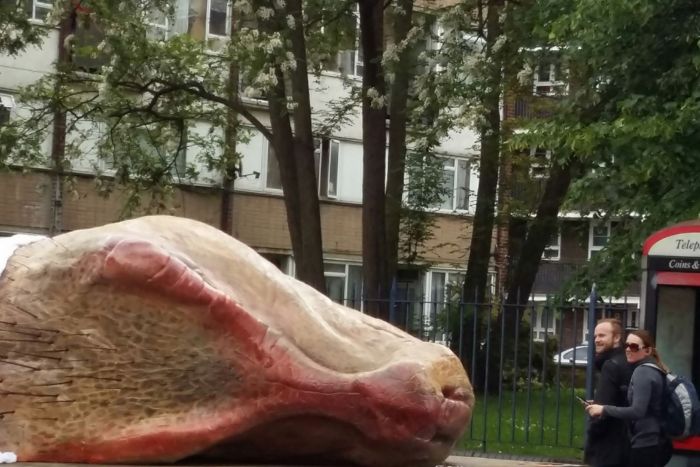 Жители Лондона увидели реалистичный макет тираннозавра (10 фото)