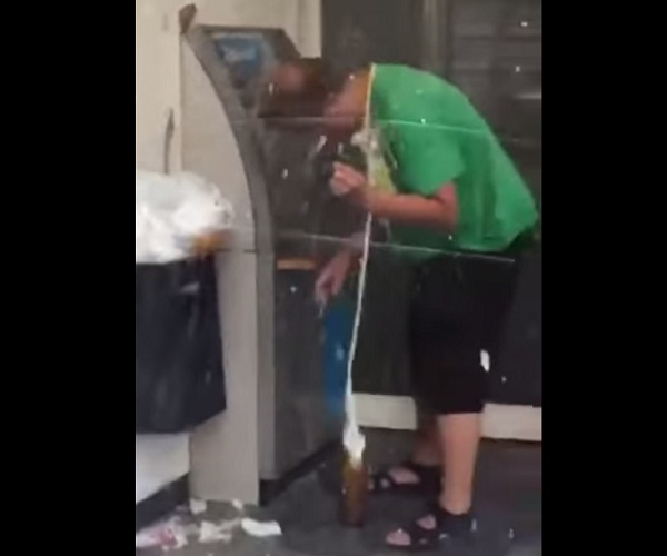 Пьяный мужчина у банкомата