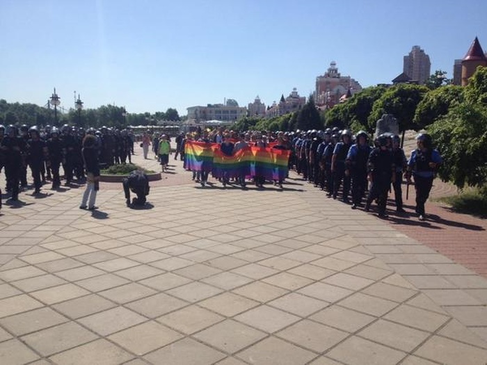 В Киеве сорвали гей-парад «Марш равенства» (19 фото)