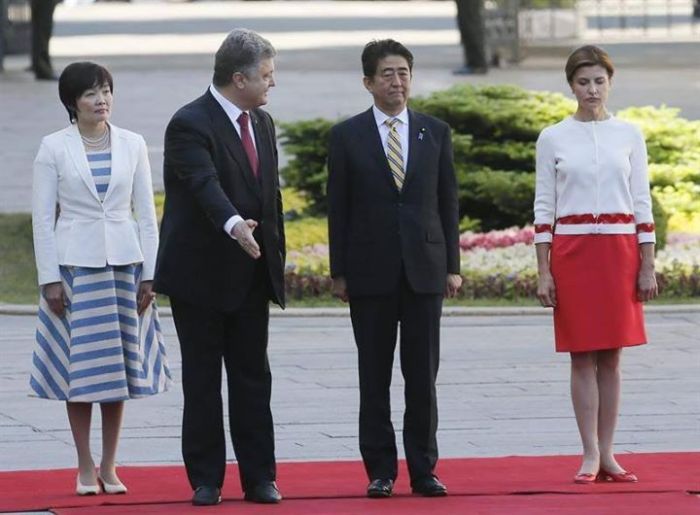 Непонятные действия Петра Порошенко на встрече с премьер-министром Японии (3 фото)