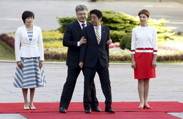 Непонятные действия Петра Порошенко на встрече с премьер-министром Японии (3 фото)