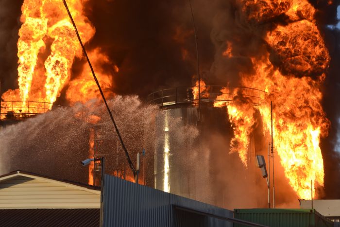 Пожар на нефтебазе под Киевом (11 фото + 3 видео)