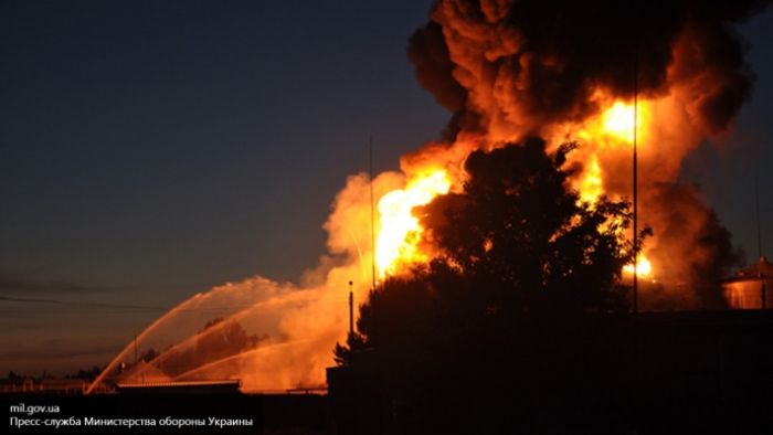 Пожар на нефтебазе под Киевом (11 фото + 3 видео)