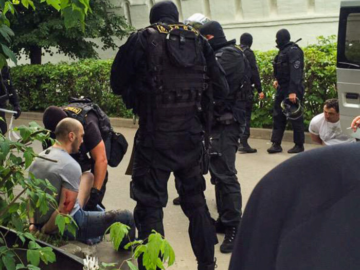 В Москве полицейские задержали преступников, используя табельное оружие (4 фото + видео)