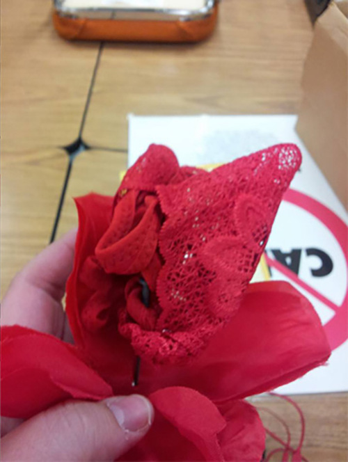 Учительнице подарили весьма необычную розочку (2 фото)