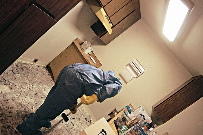 Как убирают помещения после совершения убийств и самоубийств (11 фото)