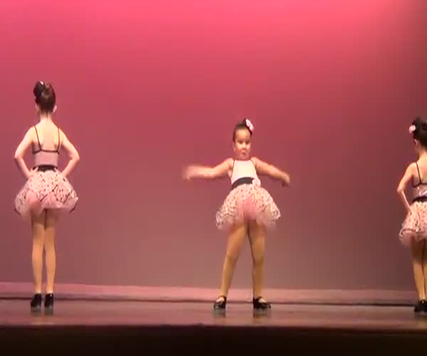 Маленькие девочки покорили интернет своим танцем