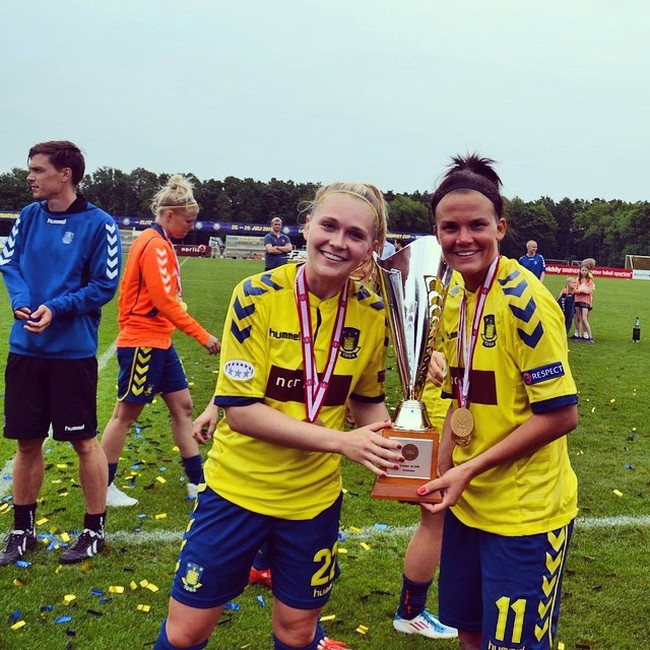 Девушки-футболистки из клуба «Брондбю» отпраздновали свои достижения обнаженными (3 фото)