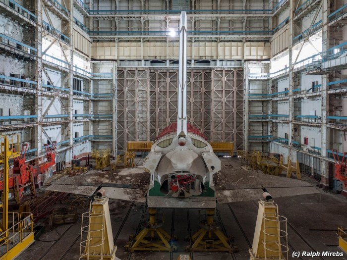 Заброшенные советские шаттлы на космодроме Байконур (29 фото)