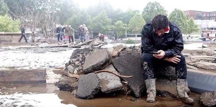 Член правительства Грузии Каха Каладзе принимает участие в ликвидации последствий наводнения в Тбилиси (4 фото)