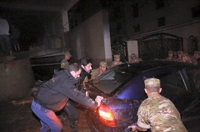 Член правительства Грузии Каха Каладзе принимает участие в ликвидации последствий наводнения в Тбилиси (4 фото)