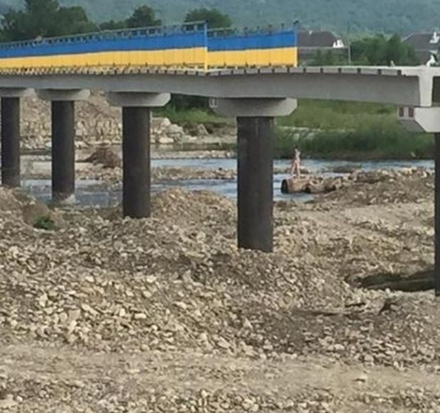 В Ивано-Франковской области люди вынуждены эксплуатировать недостроенный мост (4 фото)
