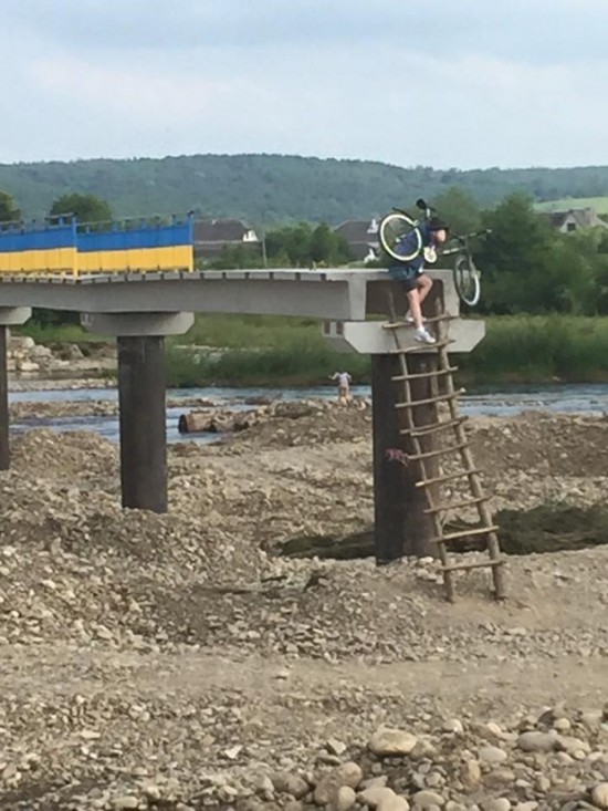 В Ивано-Франковской области люди вынуждены эксплуатировать недостроенный мост (4 фото)