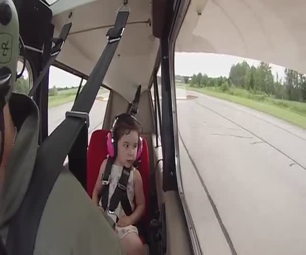 4-летння девочка в восторге от фигур высшего пилотажа