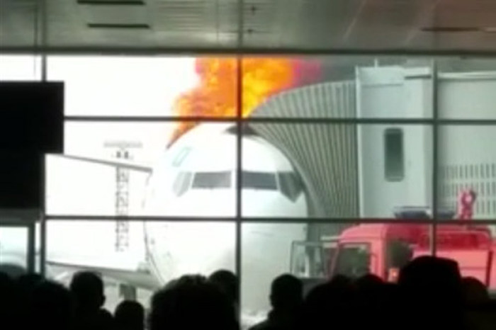 В аэропорту Актау загорелся Boeing 737 (3 фото + 2 видео)